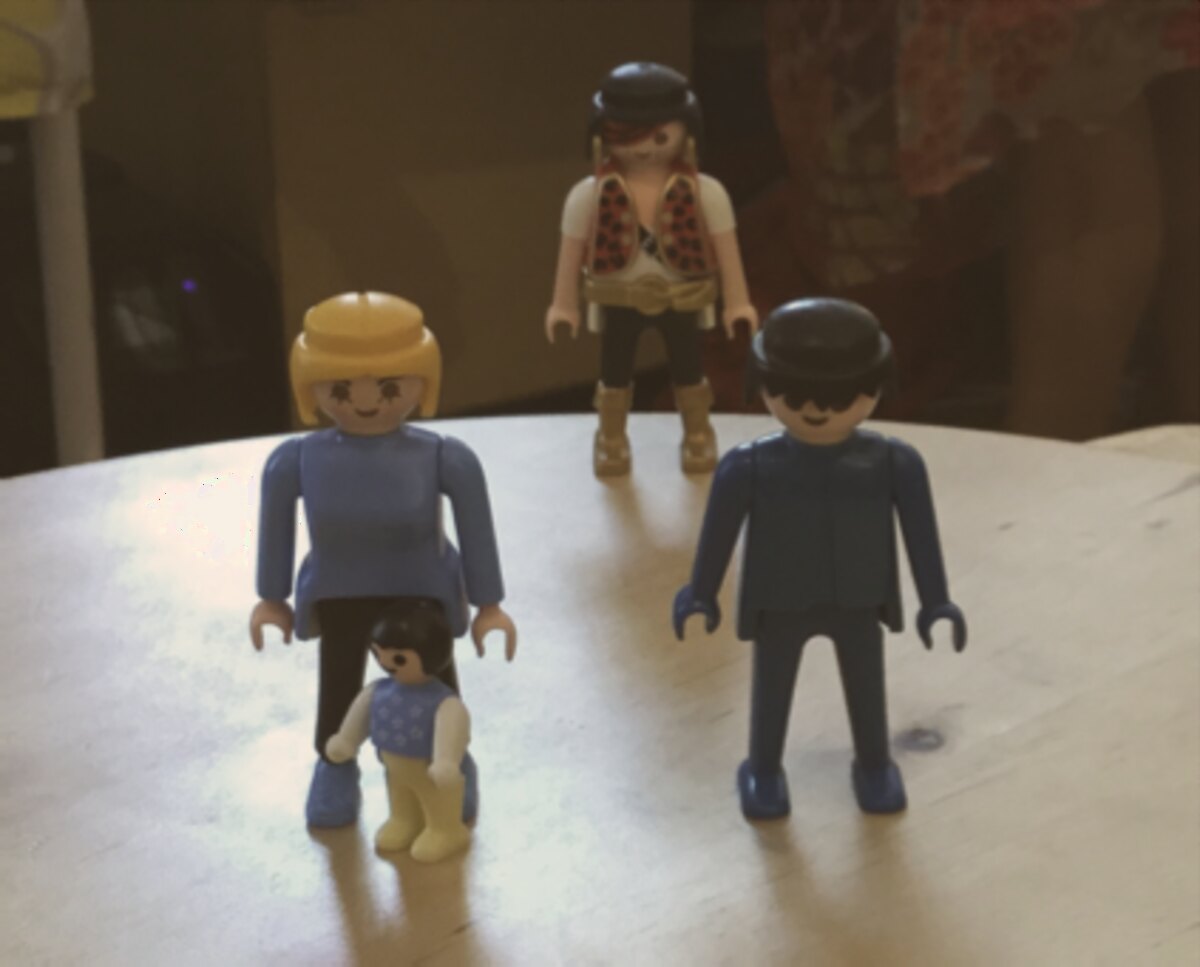 Les figurines utilisées en séance individuelle, pour poser la famille dans l'espace.