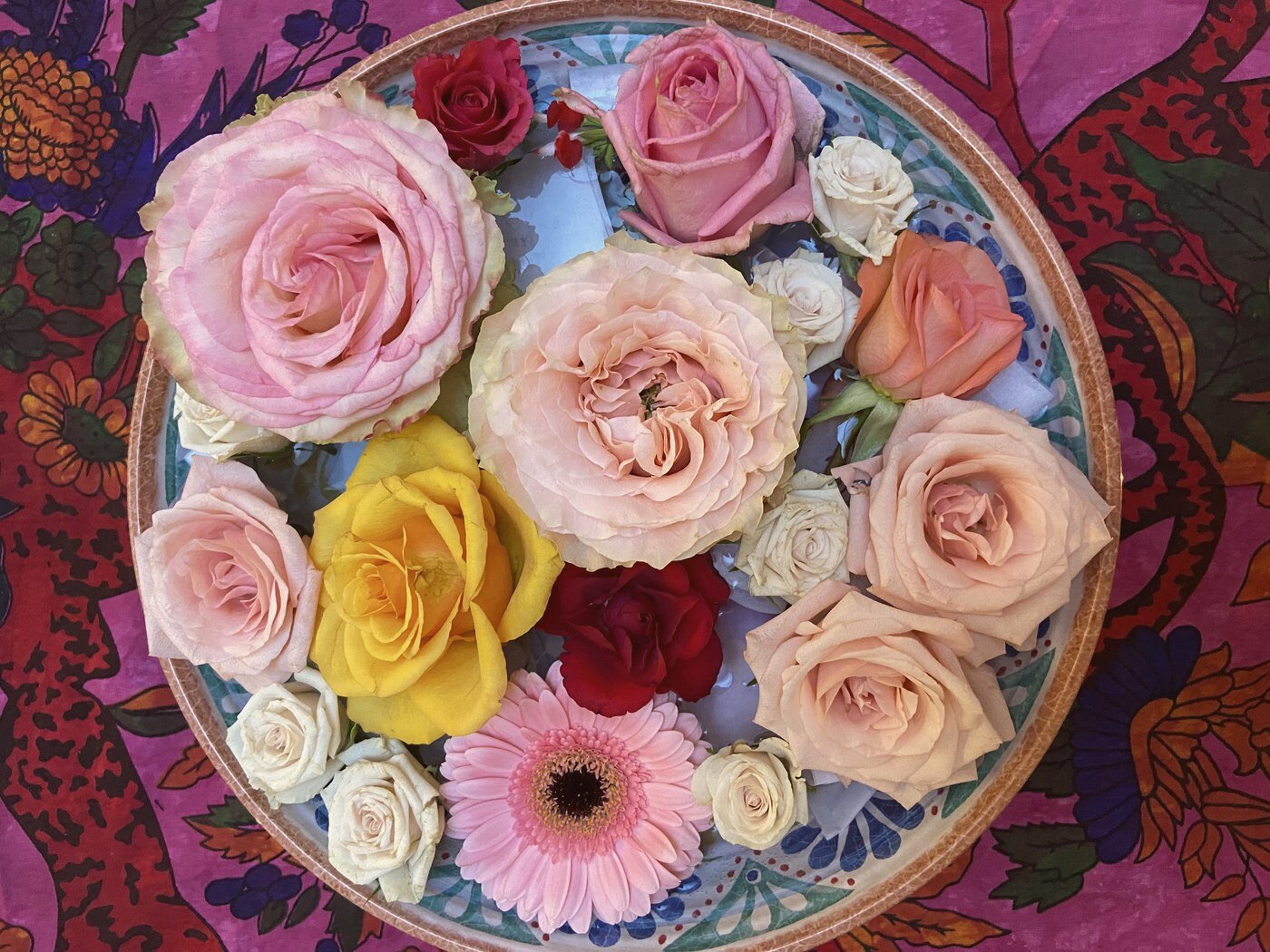 Au centre du cercle, les fleurs des journées Rythmes des femmes.
